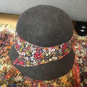 1930s vintage style hat in gray wool w/floral band